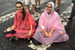 Vanessa Istrate und Anna Wedenig vor dem Kolosseum